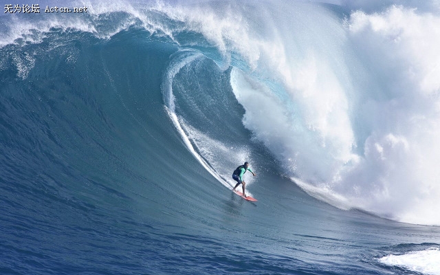 Yuri Farrant Surfs Huge Wave at Jaws Maui Hawaii ģë.jpg